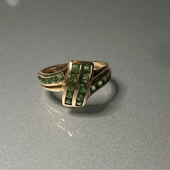Gorgeous 10k gold emerald ring - Picture 3 of 6